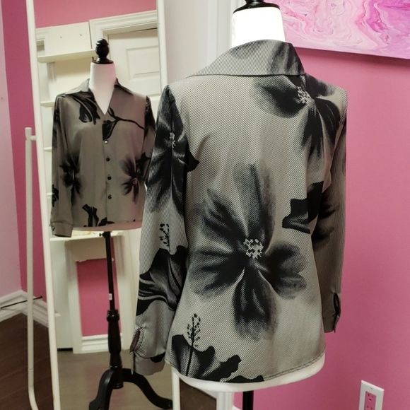 NWOT 🖤🤍🖤Mantles B&W Print Shirt Blouse Top - Picture 4 of 10